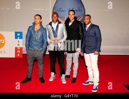 (De gauche à droite) Aston Merrigold, Ortaise Williams, Marvin Humes et Jonathan 'JB' Gill de JLS arrivant pour les Brit Awards 2012 à l'O2 Arena, Londres. Banque D'Images