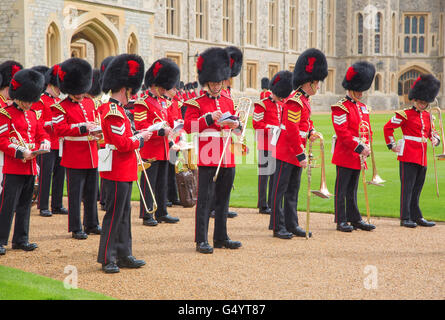 WINDSOR - 16 avril : des inconnus des membres de la garde royale au cours de la cérémonie de changement le 16 avril 2016 à Windsor, United King Banque D'Images