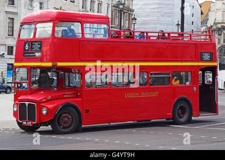 Londres - AVRIL 17 : red Double Decker Bus sur le Canon Street à Londres le 17 avril 2016 à Londres, au Royaume-Uni. Ces bus est dobledecker Banque D'Images