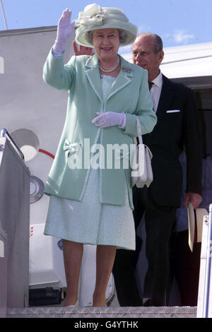 La Reine se démène vers les wellwishers alors qu'elle et son mari, le duc d'Édimbourg, arrivent à Hobart, en Tasmanie, pour la prochaine étape de leur tournée en Australie.Plus de 10,000 personnes ont emballé le centre de la ville pour accueillir le couple Royal.*la Tasmanie est l'État le plus loyal que la Reine visite lors de sa tournée de 16 jours - 62% de la population a voté pour garder la monarchie lors du référendum de novembre. Banque D'Images