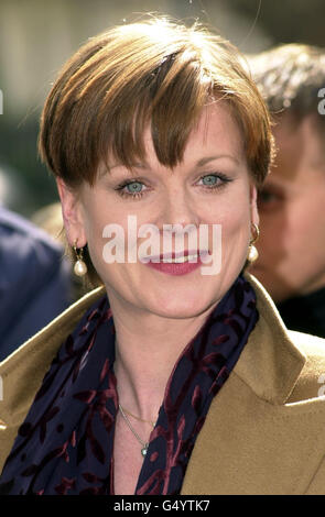 Samantha Bond, la dernière actrice à jouer Miss Moneypenny, arrive au service commémoratif de Desmond Llewelyn, 'Q' dans les films James Bond, qui se tiennent à Knightsbridge, Londres. * 02/02/01 lois Maxwell (L) et Samantha Bond en date du 27/3/2000, qui ont tous deux marqué Miss Moneypenny dans les films James Bond. Une sélection de souvenirs de James Bond était en cours de présentation au public pour la première fois vendredi 2 février 2001, afin de prévisualiser une vente aux enchères de Christie. Parmi les attractions les plus célèbres exposées au Stoke Park Club de Buckinghamshire a été le légendaire bikini porté par Ursula Andress dans le premier Banque D'Images