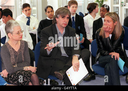 L'auteur Jacqueline Wilson (L) et le présentateur de télévision pour enfants Cat Deeley Écoutez comme l'écrivain de télévision Phil Redmond répond à une question posée par les élèves de l'école primaire locale, à la Morpeth School, Stepney, est de Londres, lors du lancement de 'Write Here, Write Now'. * ...un nouveau concours d'écriture ouvert à tous les enfants de l'année 4 et de l'année 5. Banque D'Images