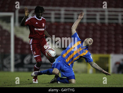 Football - npower football League 2 - Swindon Town / Shrewsbury Town - County Ground.Daniel Boateng de Swindon Town (à gauche) et James Collins de Shrewsbury Town se battent pour le ballon Banque D'Images