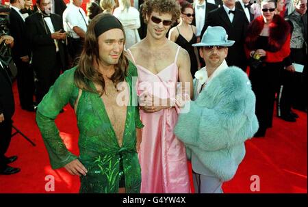 Marc Shalman, [R] avec les créateurs de South Park, Matt Stone [au centre] portant une robe dans la stype de la tenue de Gwyneth Paltrrow des Oscars de l'année dernière et de Trey Parker, portant une robe semblable à celles portées par Jennifer Lopez et Geri Halliwell. * ... arrivée pour le 72e Prix annuel de l'Académie [les Oscars] au Shrine Auditorium à Los Angeles, Etats-Unis. Banque D'Images