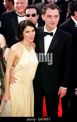 L'acteur nominé Oscar Jude Law avec son épouse, Sadie Frost, arrive pour la 72e édition des Oscars annuels au Shrine Auditorium de Los Angeles, Etats-Unis. *Sadie Frost porte une robe portée dans une boutique d'occasion sur Portobello Road à Londres. Banque D'Images