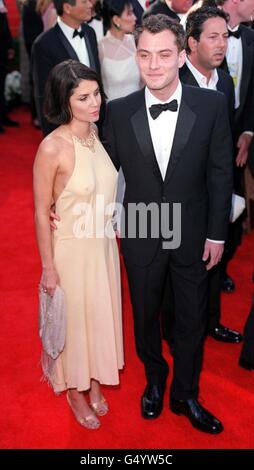 Jude Law, acteur nominé à l'Oscar, avec sa femme, Sadie Frost, arrive pour la 72e édition des Oscars au Shrine Auditorium de Los Angeles, aux États-Unis. *Sadie Frost porte une robe portée dans une boutique d'occasion sur Portobello Road à Londres. Banque D'Images