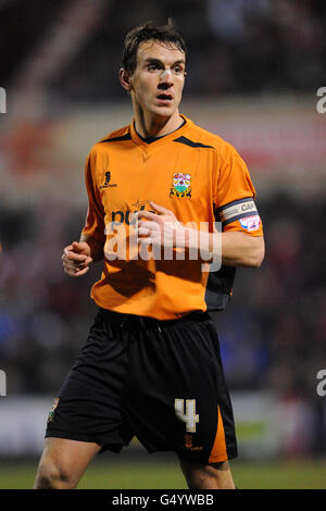 Soccer - Johnstone's Paint Trophy - finale de zone - Swindon Town v Barnett - terrain de comté. Mark Hughes, Barnett Banque D'Images