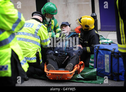 Les services d'urgence participent aujourd'hui à un exercice de sécurité des Jeux olympiques de Londres à la station d'Aldwych, qui a été désutilisée, où ils ont répliqué une attaque terroriste contre le métro de Londres. Banque D'Images