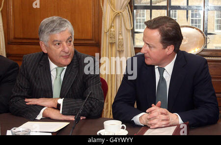 Le Premier ministre David Cameron et le président du FA David Bernstein (à gauche) lors d'une table ronde sur la lutte contre la discrimination avec d'anciens joueurs et patrons du football à Downing Street, dans le centre de Londres. Banque D'Images