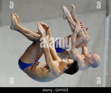 Tom Daley (à gauche) et Pete Waterfield en Grande-Bretagne s'exercent lors de la 18e coupe du monde de plongée Visa de la FINA au centre aquatique du parc olympique de Londres. Banque D'Images