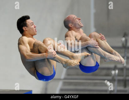 Tom Daley (à gauche) et Pete Waterfield en Grande-Bretagne s'exercent lors de la 18e coupe du monde de plongée Visa de la FINA au centre aquatique du parc olympique de Londres. Banque D'Images