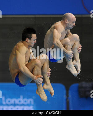 Tom Daley (à gauche) et Pete Waterfield en Grande-Bretagne s'exercent lors de la 18e coupe du monde de plongée Visa de la FINA au centre aquatique du parc olympique de Londres. Banque D'Images