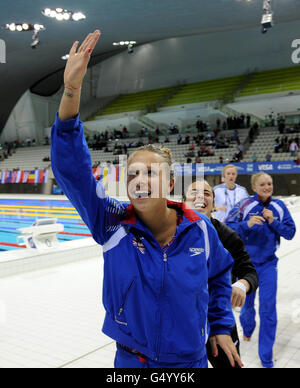 La grande-Bretagne Tonia Couch (à gauche) et Sarah Barrow célèbrent après avoir terminé troisième à leur finale de plate-forme synchronisée de 10 m pour femmes lors de la 18e coupe du monde de plongée Visa de la FINA au Centre aquatique du Parc olympique de Londres. Banque D'Images