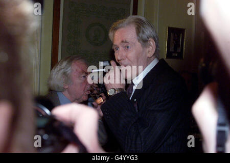 Ancien acteur Peter O'Toole lors d'une cérémonie au Simpson's-in-the-Strand de Londres, où il a reçu le prix Oldie de l'année. La star de « Jeffrey Bernard est mal » a été choisie par un jury pour son esprit vif et son zeste de vie. * le jury comprenait Joanna Lumley, Richard Ingrams et Terry Wogan. Parmi les gagnants précédents, on retrouve Spike Milligan, Betty Boothroyd et un pied dans la tombe Richard Wilson. Banque D'Images