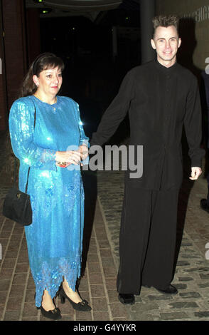 Le célèbre chef de la télévision Gary Rhodes et sa femme Jenny arrivent à un dîner de témoignage organisé par Sir Alex Ferguson, directeur du club de football de Manchester United, au G-Mex Centre de Manchester. Banque D'Images