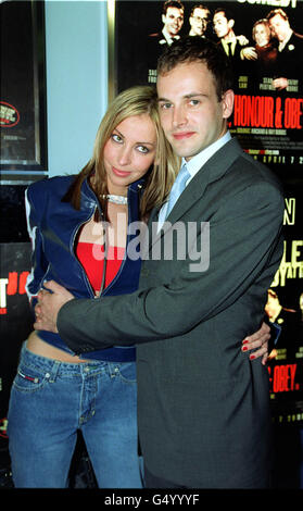 L'acteur Johnny Lee Miller et All-Saint Natalie Appleton arrivent pour la première mondiale du dernier film de Miller, Love, « Honor & Obéove » au cinéma Camden Odeon à l'ouest de Londres. Banque D'Images