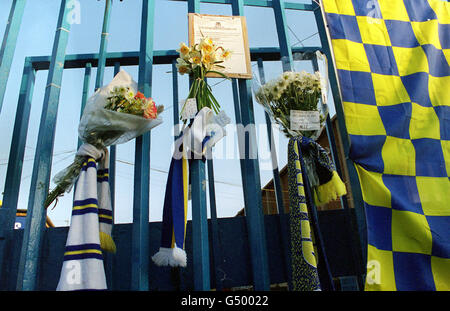 Quelques-uns des hommages floraux placés aux portes du stade d'Elland Road, la maison du club de football Leeds United, après que deux fans de Leeds ont été tués lors d'une épidémie de combats à Istanbul, en Turquie. Banque D'Images