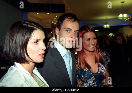 Les actrices Sadie Frost (L) et Denise van Outen (R), qui sont les vedettes du film, avec l'acteur Johnny Lee Miller qui arrive pour la première mondiale de « Love, Honor & Obéove », au cinéma Camden Odeon à l'ouest de Londres. Banque D'Images