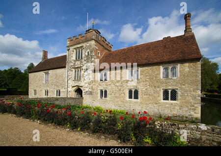 Igtham Mote, Kent, encadrées de fleurs rouges Banque D'Images