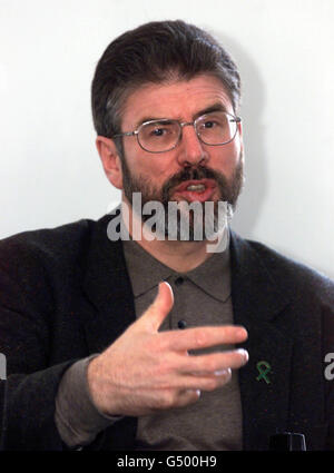 Gerry Adams, président de Sinn Fein, s'exprimant à Belfast, aux bureaux de Falls Road de l'organisme de langue irlandaise Gland na Gael. M. Adams a admis ressentir frustration et colère depuis la suspension de l'exécutif de Stormont en février. *mais il dit qu'il n'a pas l'intention de se retirer de la vie politique. Banque D'Images