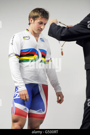 Jason Kenny, britannique, reçoit son maillot arc-en-ciel et sa médaille d'or du président de British Cycling Brian Cookson alors qu'il est nommé champion du monde de sprint après que le français Gregory Bauge ait été suspendu pour des infractions aux tests de dépistage de drogues lors d'une journée de prévisualisation de la coupe du monde de cyclisme sur piste UCI au Velodrome dans le Olympic Park, Londres. Banque D'Images