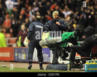 Martin O'Neill, directeur de Sunderland (à gauche), et Arsenal, gestionnaire, Arsene Wenger (à droite) secouer les mains après le sifflet final Banque D'Images