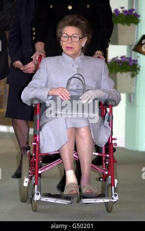 Princesse Margaret faisant une rare apparition publique, dans son fauteuil roulant, pour une partie de sa visite au Chelsea Harbour Design Centre, Londres. La princesse brûla gravement ses pieds alors qu'elle se trouve sur l'île de Mustique dans les Caraïbes en 1999. * 02/01/01 les médecins traitant la princesse Margaret s'attendaient à des résultats de test qui, ils espèrent, aideront à diagnostiquer sa maladie mystérieuse. Margaret était encore en train de se reposer à Sandringham, dans le Norfolk, après avoir été alité pendant la période de Noël et du nouvel an. 01/01/2001: Il a été confirmé par Buckingham Palace, que la princesse Margaret est en malaise et a subi des tests médicaux. La Reine Banque D'Images