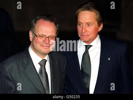 L'acteur américain Michael Douglas (R) rencontre le député d'Aberdeen Nord Malcolm Savidge, président du groupe de tous les partis sur la sécurité mondiale, à l'extérieur des chambres du Parlement de Londres, avant de s'y rendre pour prononcer un discours sur le désarmement nucléaire. * la Grande-Bretagne devrait faire campagne pour le désarmement nucléaire ou les rangées de risques entre les pays devenant un mandat de mort pour le monde, a averti la star de cinéma Douglas. M. Douglas, ambassadeur des Nations Unies au désarmement nucléaire, a exhorté le Premier Ministre à prendre la parole lors d'une conférence sur le désarmement nucléaire, la Conférence d'examen du Traité sur la non-prolifération, qui s'est tenue à New York en mai. 01/08/2001 Banque D'Images