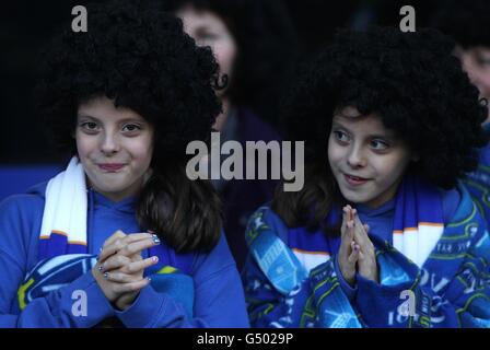 Football - FA Cup - Cinquième tour - Everton v Blackpool - Goodison Park.Les jeunes fans d'Everton portent des perruques Marouane Fellaini dans les stands Banque D'Images