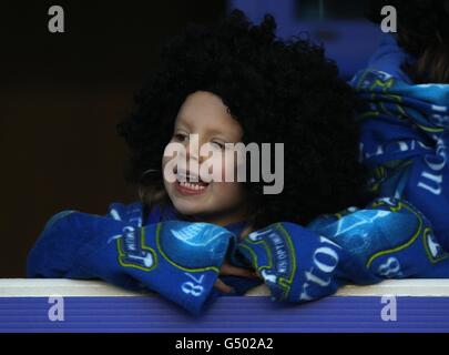 Football - FA Cup - Cinquième tour - Everton v Blackpool - Goodison Park.Les jeunes fans d'Everton portent des perruques Marouane Fellaini dans les stands Banque D'Images