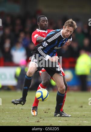 Football - FA Cup - Cinquième tour - Crawley Town / Stoke City - Broadfield Stadium.Pablo Mills (à gauche) de Crawley Town et Peter Crouch (à droite) de Stoke City en action Banque D'Images