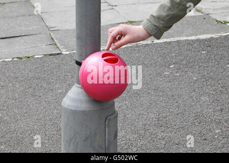 Gumdrop point de collecte sur un lampost fille, tomber dans la gomme. Banque D'Images