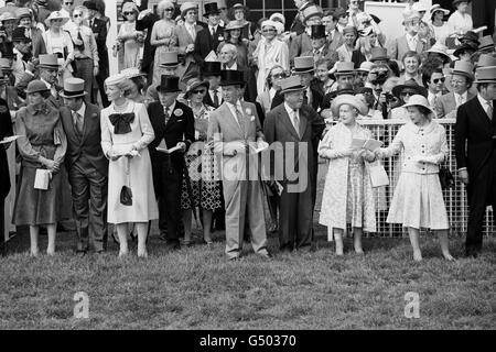 Sur les rails devant la course de Derby se trouvent la Reine (deuxième à partir de la droite), la Reine mère (à côté de la Reine) et d'autres membres sont la famille royale. (l-r) la princesse Alexandra et le prince et la princesse Michael de Kent. Banque D'Images