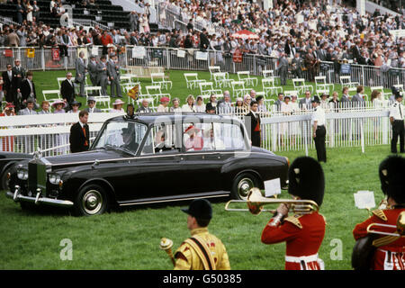 Le groupe joue alors que la Reine et la Reine mère arrivent en voiture le long de la piste d'Epsom. Banque D'Images