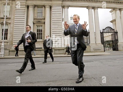 Taoiseach Enda Kenny donne le panneau ok à l'extérieur des bâtiments gouvernementaux sur son chemin à une conférence de presse à l'hôtel Merrion pour annoncer que PayPal va embaucher 1,000 nouveaux employés dans un nouveau centre d'opérations européen à Dundalk. Banque D'Images