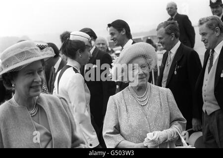 Courses hippiques - Derby Day - Hippodrome d'Epsom Downs.La Reine et la Reine mère arrivent à l'hippodrome d'Epsom Downs. Banque D'Images