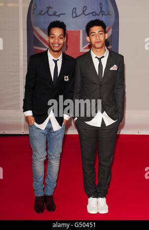 Harley Alexander-Sule et Jordan Stephens de Rizzle arrivent pour les Brit Awards 2012 à l'O2 Arena, Londres. Banque D'Images