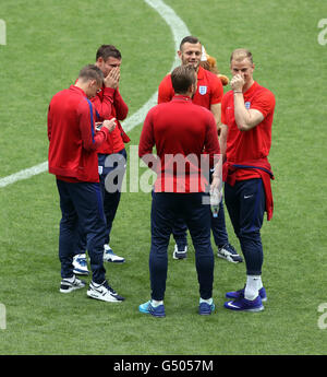 (De gauche à droite) l'Angleterre Jamie Vardy, James Milner, Harry Kane, Jack Wilshere et le gardien de but Joe Hart pendant la promenade autour du stade Geoffroy Guichard, Saint-Etienne. Banque D'Images