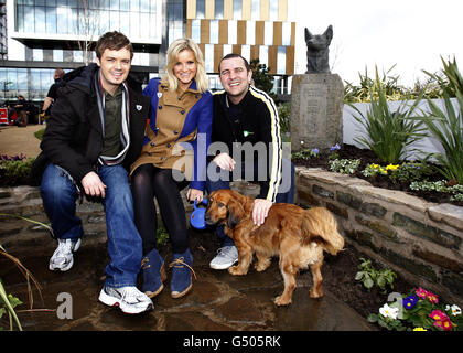 Les présentateurs de Blue Peter Helen Skelton, Barney Harwood (à gauche), le jardinier Chris Collins et Barney The Dog après que la princesse Royal a ouvert le Blue Peter Garden à sa nouvelle maison à Media City Manchester. Banque D'Images