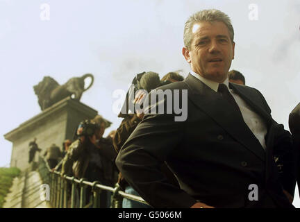 Le footballeur d'Angleterre Kevin Keegan part d'un photocall devant la statue d'un lion sur le champ de bataille de Waterloo, près de Bruxelles, lors de sa visite de deux jours dans le pays. * ...avant les championnats Euro 2000 qui seront co-accueillis par Belguim et la Hollande plus tard dans l'été. Banque D'Images