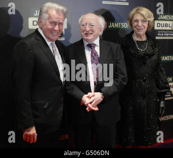 (Gauche - droite) Martin Sheen, le président Michael D Higgins et sa femme Sabina Coyne assistent à une présentation de Stella Days au Jameson Dublin International film Festival, Dublin. Banque D'Images