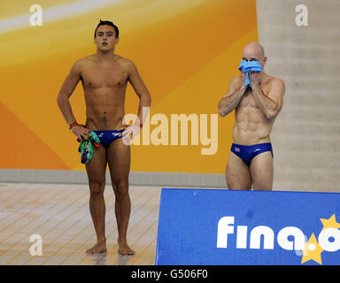 Tom Daley (à gauche) et Pete Waterfield en Grande-Bretagne réagissent après leur dernière plongée dans la finale de la plate-forme de 10 m synchronisée des hommes lors de la 18e coupe du monde de plongée Visa de la FINA au Centre aquatique du Parc olympique de Londres. Banque D'Images