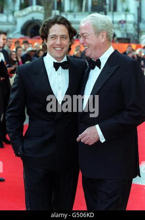 Les acteurs Hugh Grant (L) et Michael Caine arrivent aux Orange British film Awards (BAFTAS) à l'Odeon Leicester Square, Londres. Banque D'Images