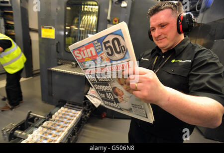 Les premières copies du nouveau journal Sun on Sunday refont sortir les presses des News Printers, à Broxbourne Hertfordshire. Banque D'Images