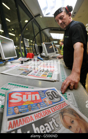 Les premières copies du nouveau journal Sun on Sunday refont sortir les presses des News Printers, à Broxbourne Hertfordshire. Banque D'Images