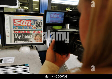 Les premières copies du nouveau journal Sun on Sunday refont sortir les presses des News Printers, à Broxbourne Hertfordshire. Banque D'Images