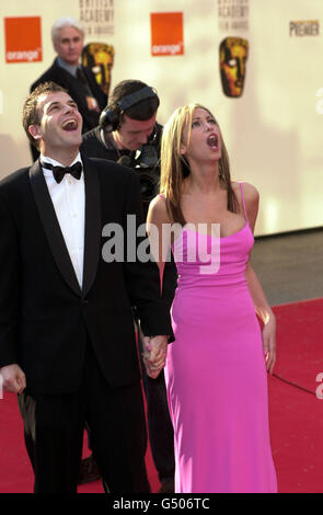 L'acteur Johnny Lee Miller avec Natalie Appleton, membre de All Saints, arrive aux Orange British film Academy Awards (BAFTA's) au cinéma Odeon de Leicester Square à Londres. Banque D'Images