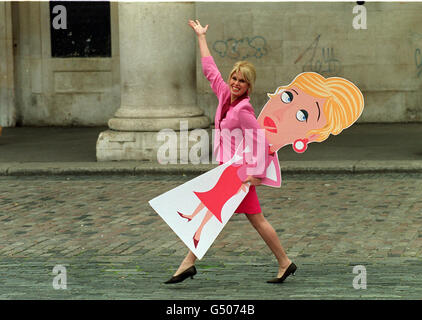 L'actrice britannique Joanna Lumley à Covent Garden , dans le centre de Londres, faisant la promotion du lancement de clickmango.com, le site de beauté naturelle qui vous apportera des conseils complets et impartiaux sur la santé et la beauté naturelles. * ainsi qu'une expérience de shopping en ligne agréable et instructive. Banque D'Images