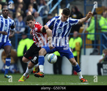 Ched Evans de Sheffield United (à gauche) et Lewis Buxton de Sheffield Wednesday bataille pour le ballon Banque D'Images