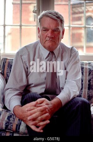 L'historien David Irving dans sa maison du centre de Londres, après avoir perdu son action libelle, contre le professeur Deborah Lipstadt et les éditeurs Penguin Books au-dessus de son œuvre de 1994, niant l'Holocauste : l'assaut croissant sur la vérité et la mémoire. * l'auteur de la guerre d'Hitler, âgé de 62 ans, est confronté à une ruine lorsqu'il a rencontré un projet de loi estimé à 2 millions de frais de défense, après que le juge Gray a statué dans les termes les plus forts qu'il était à la fois antisémite et raciste. 04/05/01 David Irving à sa maison du centre de Londres. Un conférencier de premier plan a menacé de faire campagne pour le boycott de l'une des institutions académiques les plus célèbres de Grande-Bretagne pour Banque D'Images